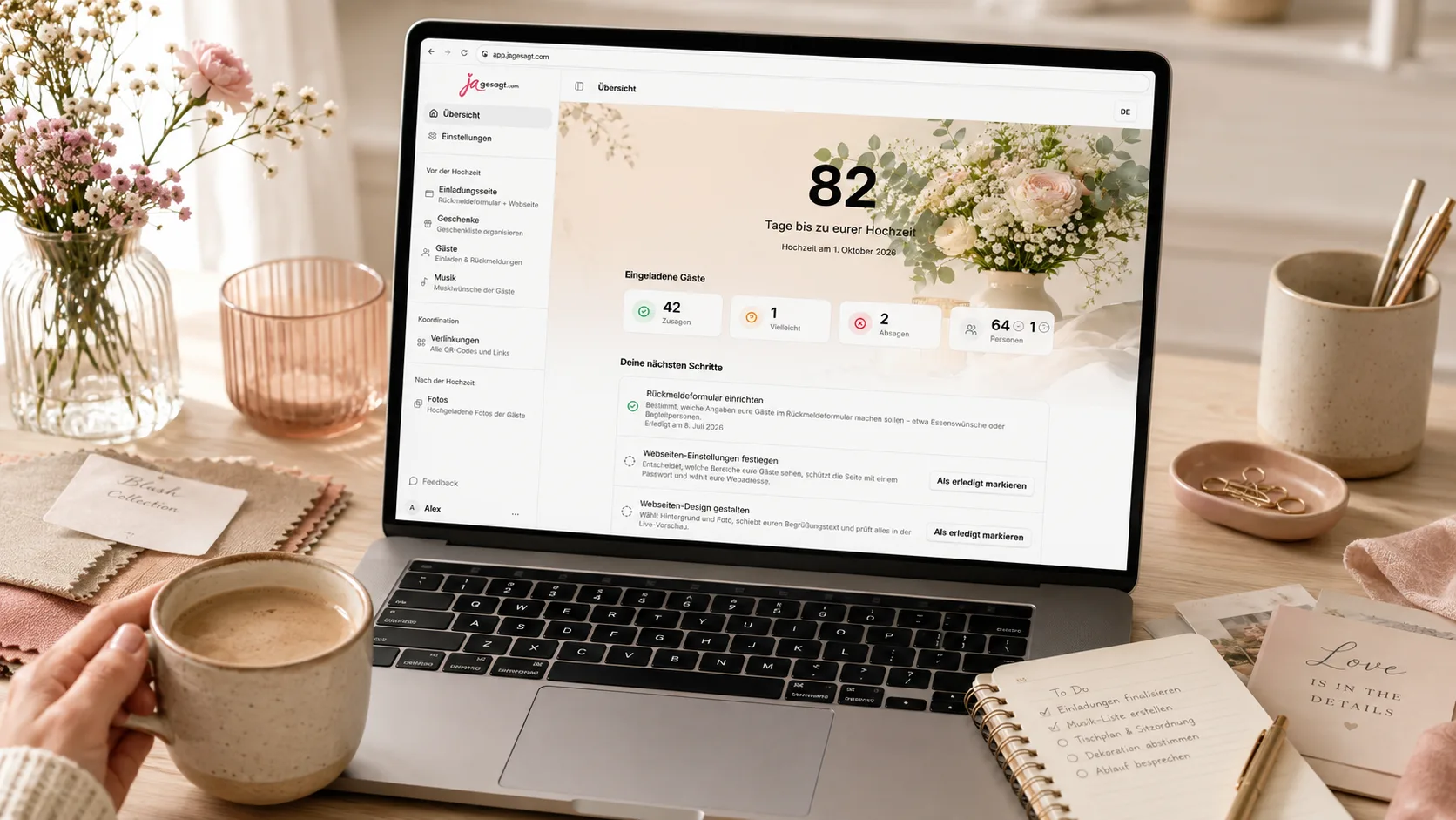 Laptop auf einem hellen Holztisch zeigt das jagesagt-Dashboard mit Countdown, Zusagen und nächsten Schritten