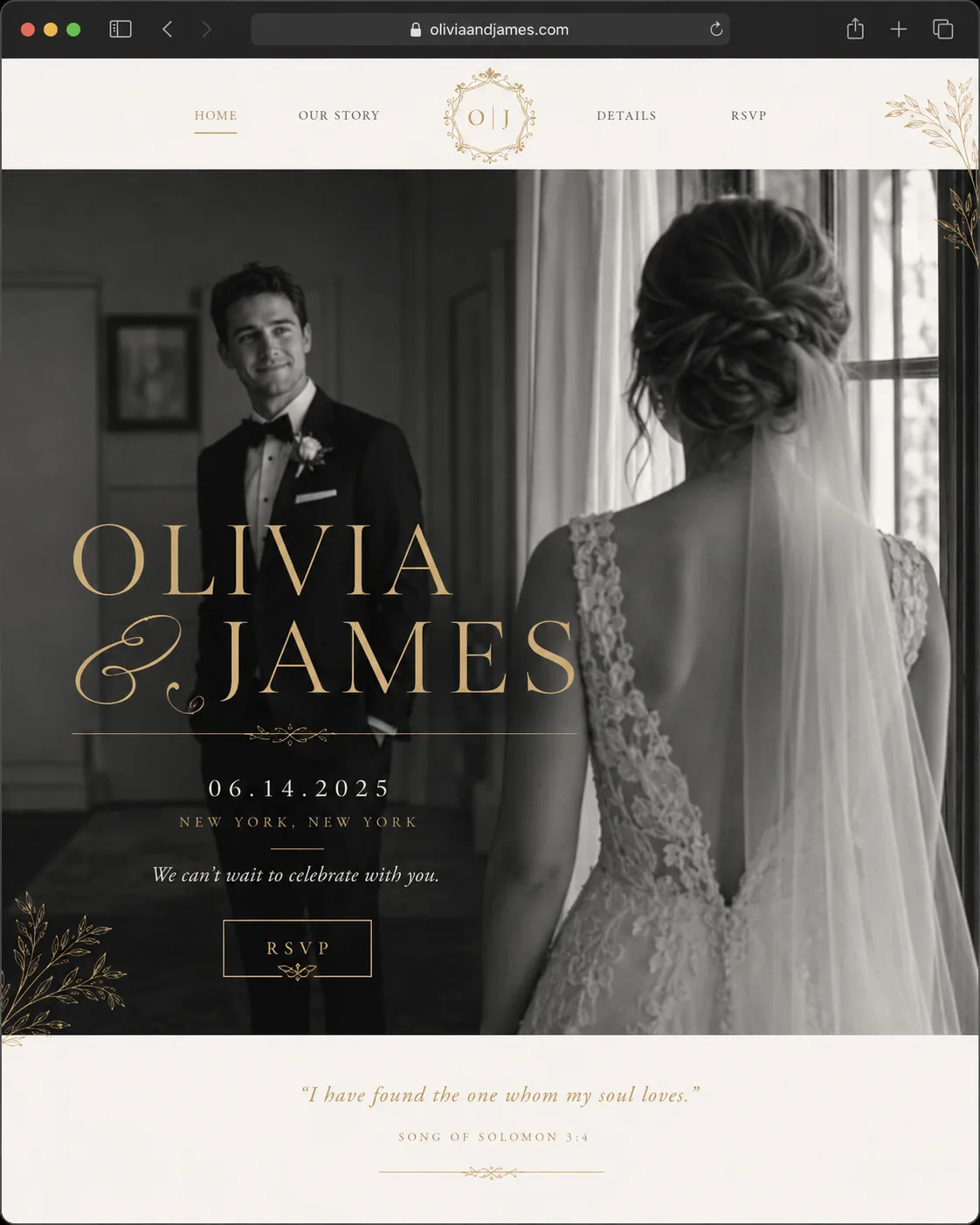 Hochzeitswebsite im klassischen Design: Serifenschrift in Creme und Gold über einem Schwarz-Weiß-Foto des Paares